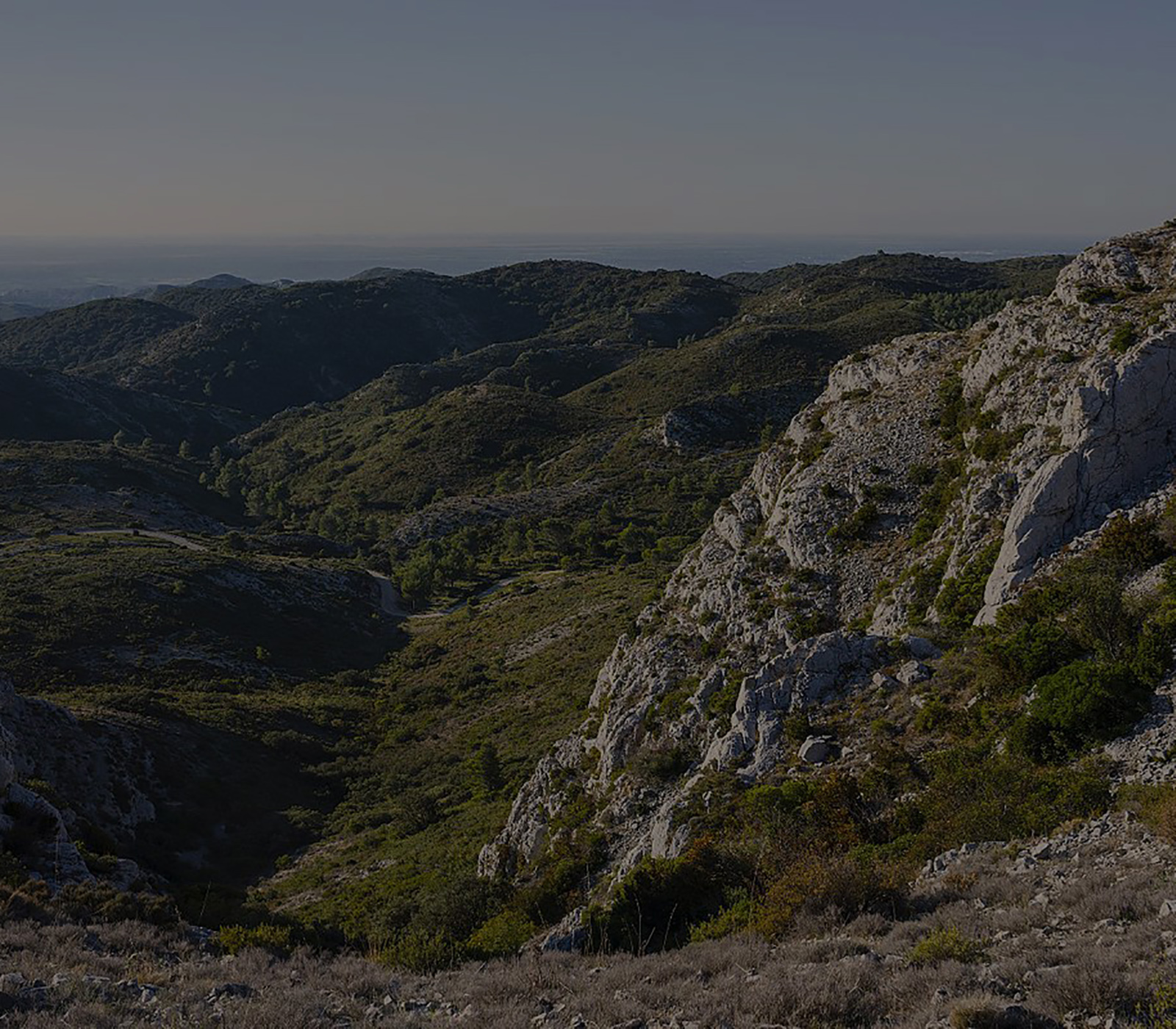 affiche film documentaire montagne secrete alpilles